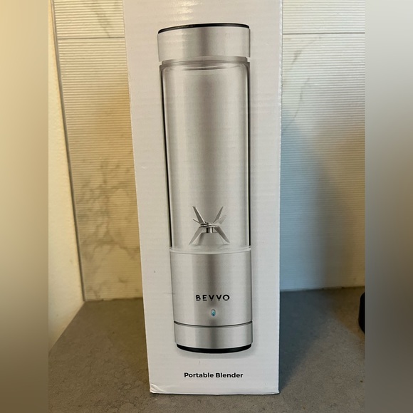 Portable and rechargeable blender - Picture 2 of 3